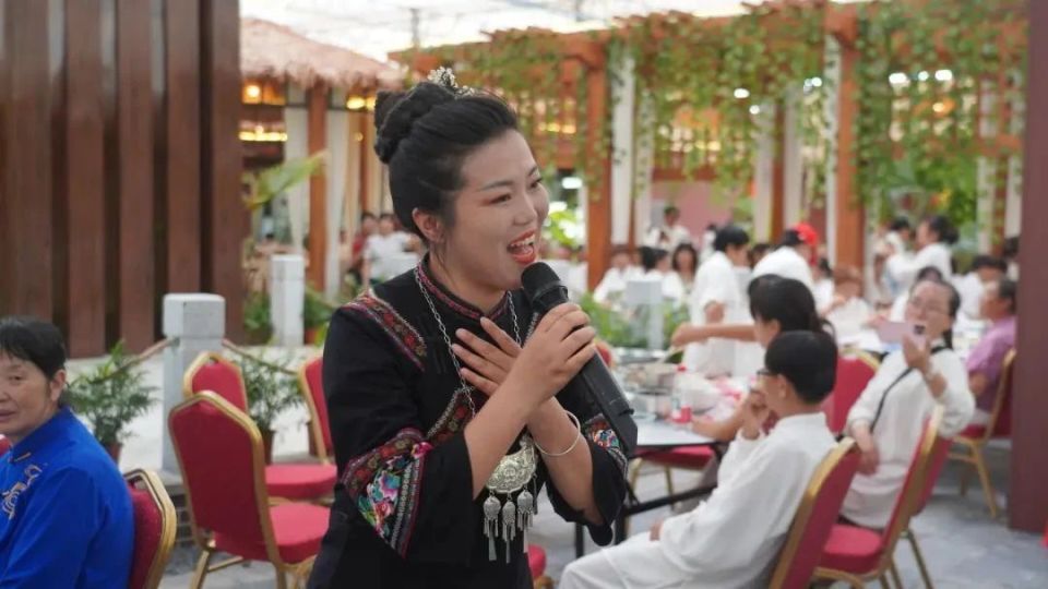 手率先登场, 掌上张家界, 日开赛