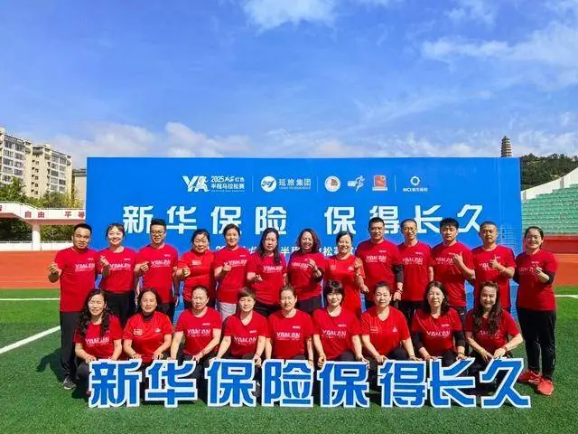 参赛者排成, 作为赛事官