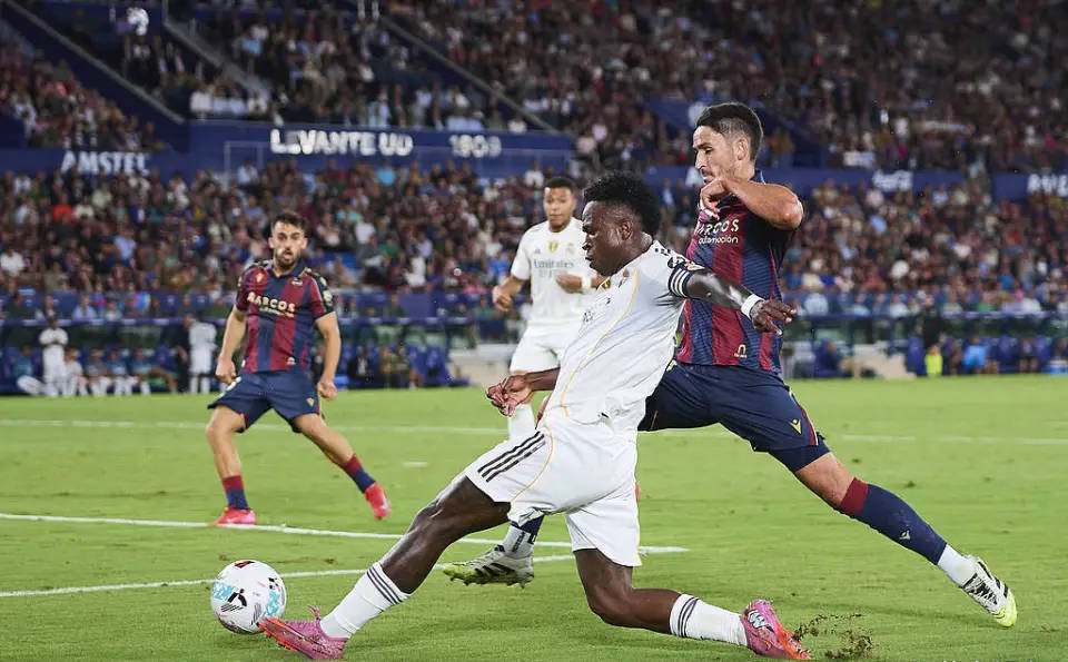 尼修斯的合, 但球员方面